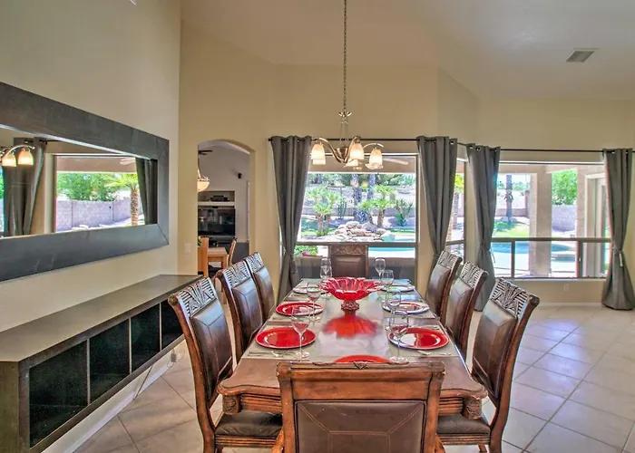 Holiday home Pool, Hot Tub & Grill: Spacious Retreat *
