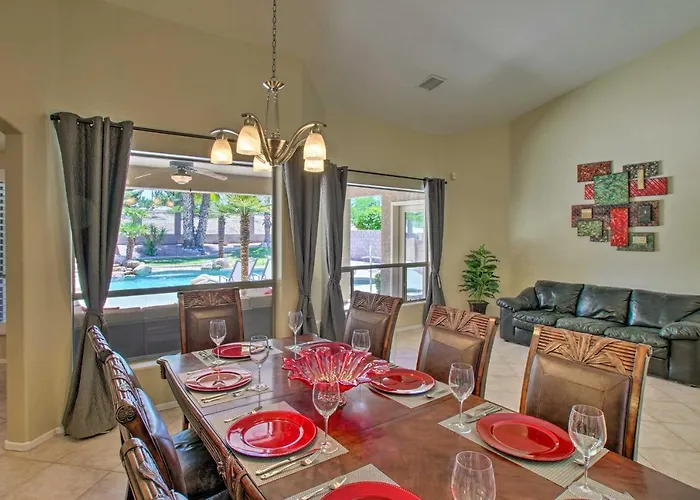 Holiday home Pool, Hot Tub & Grill: Spacious Retreat *