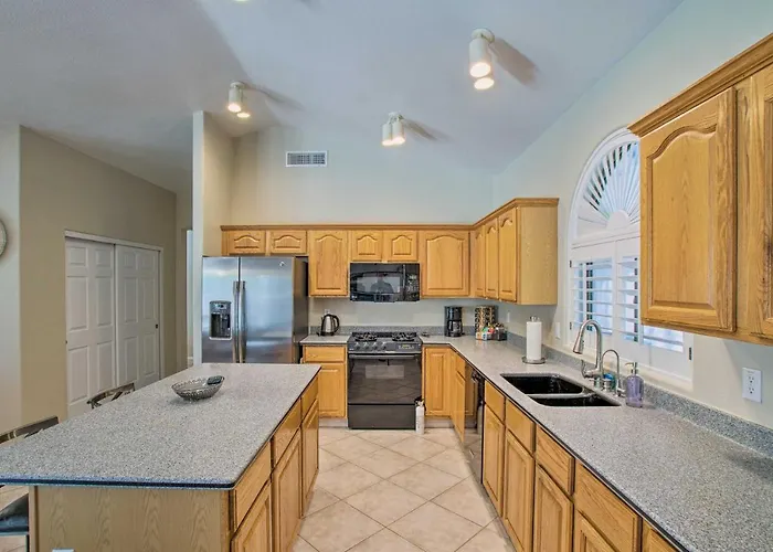 Pool, Hot Tub & Grill: Spacious Retreat Holiday home Chandler