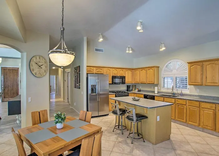 Pool, Hot Tub & Grill: Spacious Retreat Holiday home