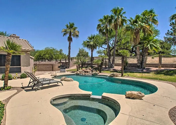 Holiday home Pool, Hot Tub & Grill: Spacious Retreat Chandler