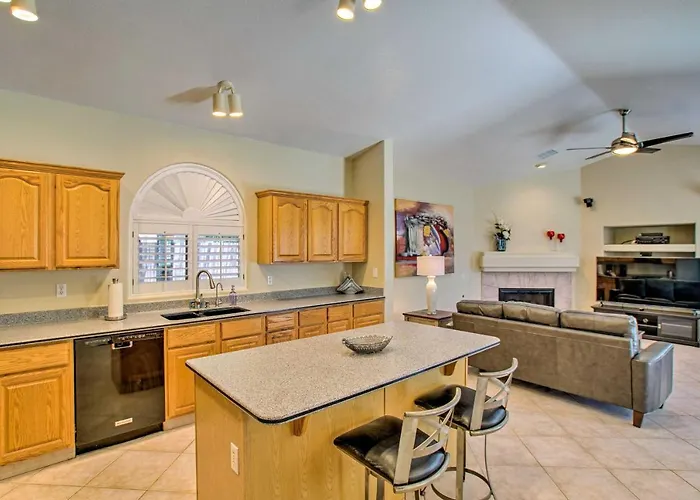 Pool, Hot Tub & Grill: Spacious Retreat Holiday home Chandler