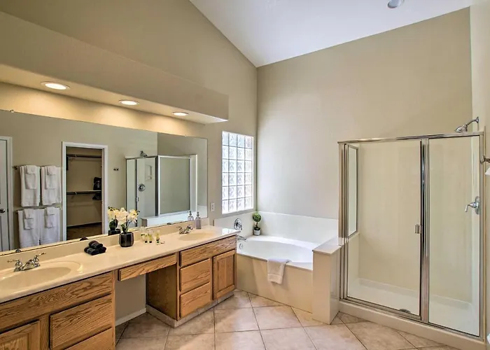 Pool, Hot Tub & Grill: Spacious Retreat