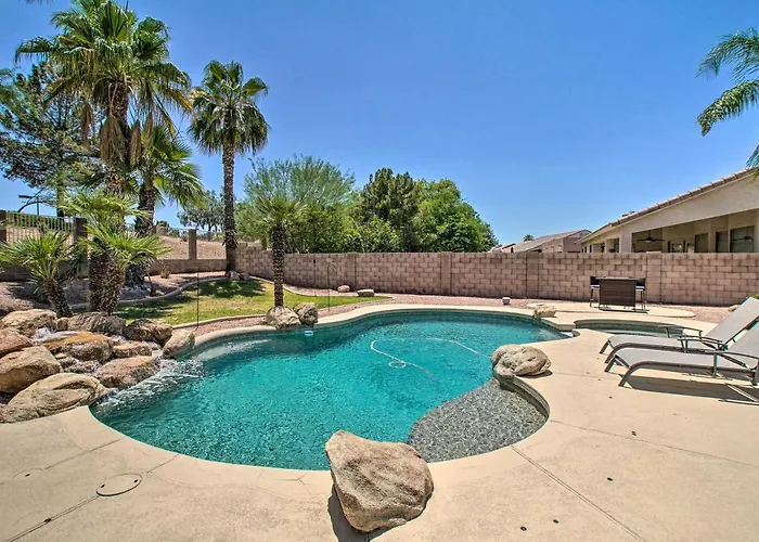 Holiday home Pool, Hot Tub & Grill: Spacious Retreat Chandler