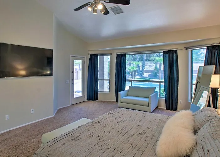 Pool, Hot Tub & Grill: Spacious Retreat Holiday home