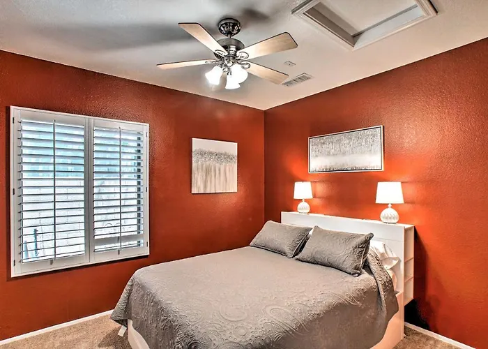 Holiday home Pool, Hot Tub & Grill: Spacious Retreat Chandler