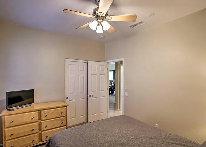 Pool, Hot Tub & Grill: Spacious Retreat Holiday home Chandler