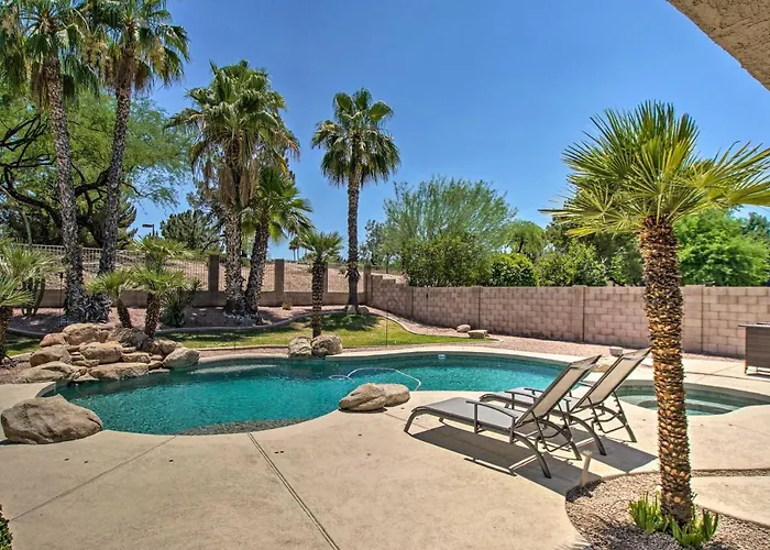 Pool, Hot Tub & Grill: Spacious Retreat Holiday home *